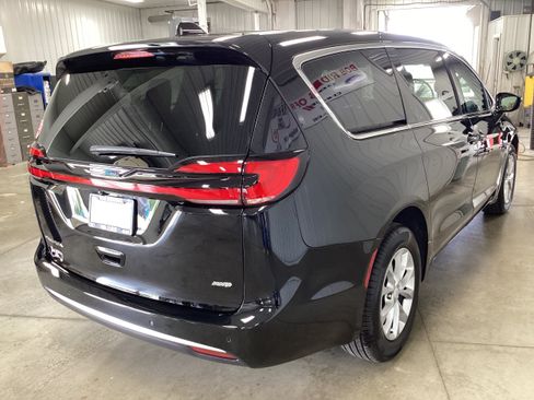 New 2027 Chrysler Pacifica Select AWD/4WD image 7