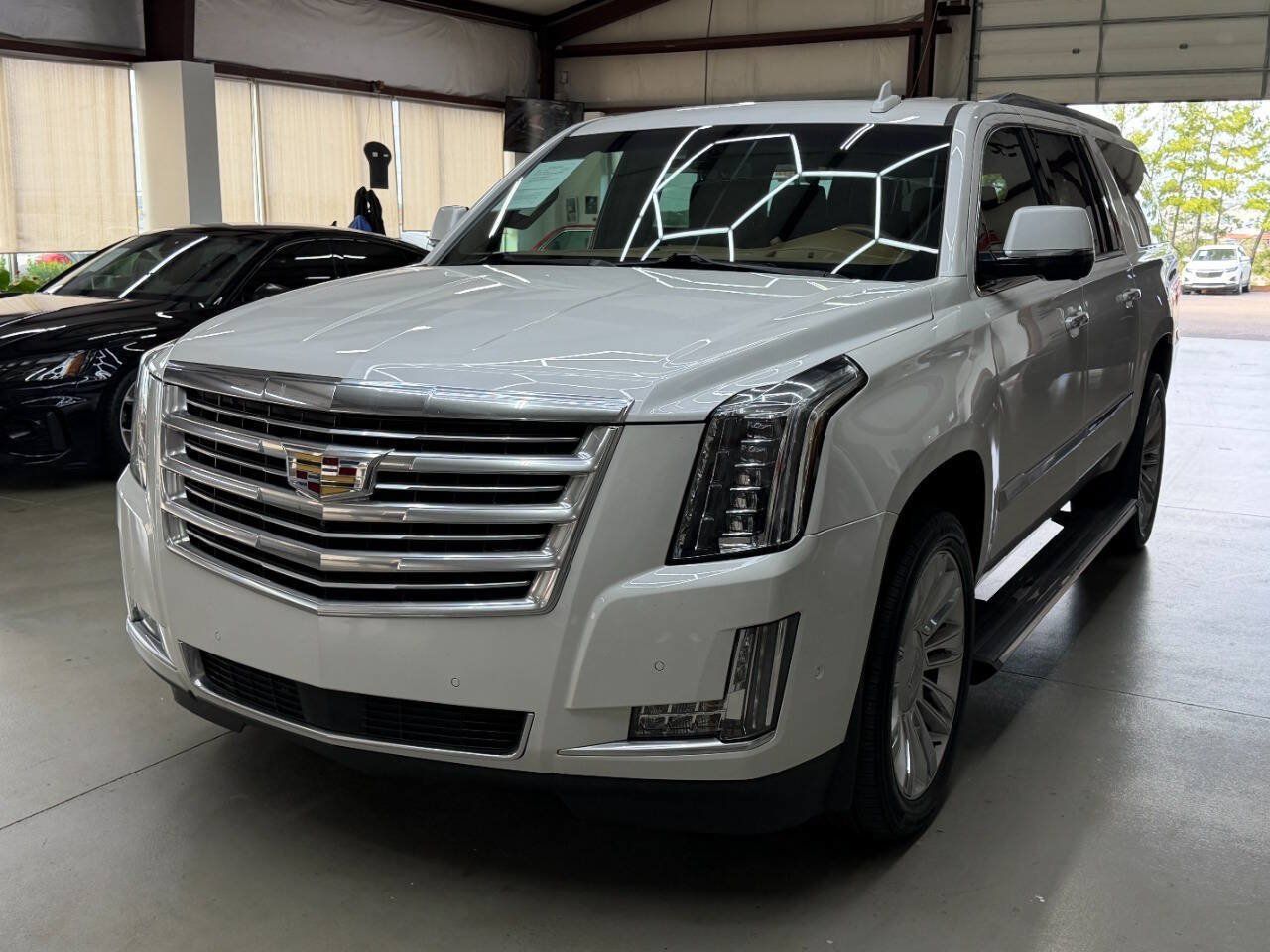 Used 2017 Cadillac Escalade ESV Platinum AWD/4WD image 5