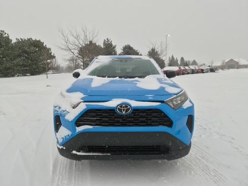 Used 2020 Toyota RAV4 LE image 2