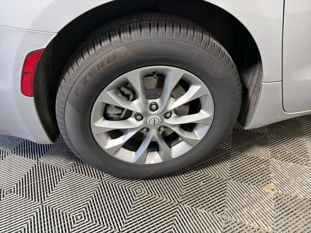 New 2026 Chrysler Pacifica Select AWD/4WD image 7