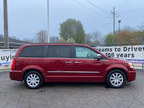 Used 2012 Chrysler Town & Country Touring-L w/ Driver Convenience Group FWD image 2