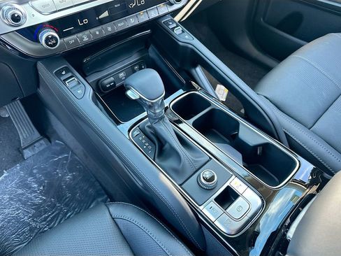 Used 2025 Kia Telluride EX w/ EX Captain's Chair Package image 17