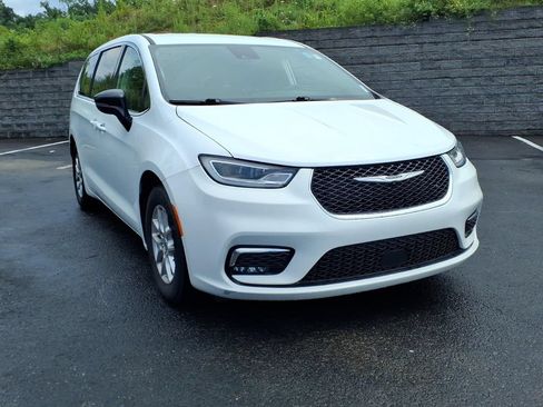 Used 2024 Chrysler Pacifica Touring-L FWD image 4