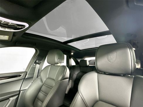Certified 2026 Porsche Macan AWD/4WD image 35