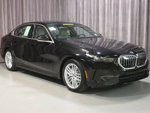 Used 2025 BMW 530i xDrive w/ Premium Package image 5