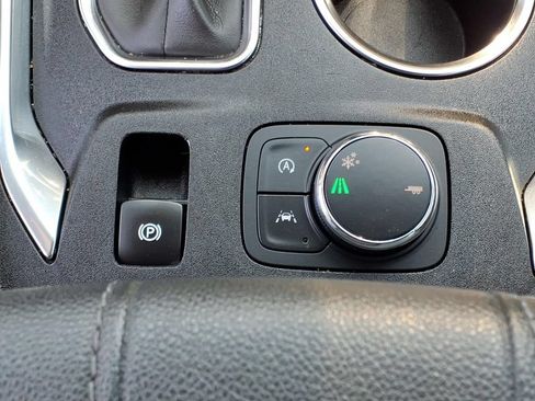 Used 2023 Chevrolet Traverse LT FWD image 18