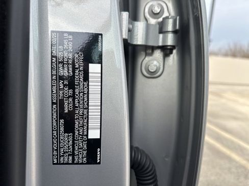 Certified 2025 Volvo XC40 B5 Plus image 32