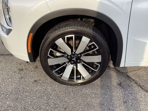 Used 2025 Mitsubishi Outlander SEL image 9