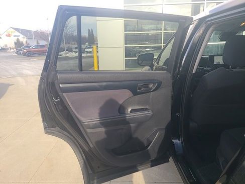 Used 2024 Toyota Highlander LE image 14
