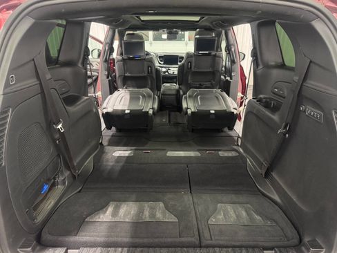 Used 2023 Chrysler Pacifica Limited w/ Uconnect Theater Family Group image 26