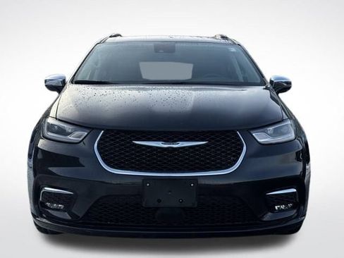 Used 2023 Chrysler Pacifica Limited image 3