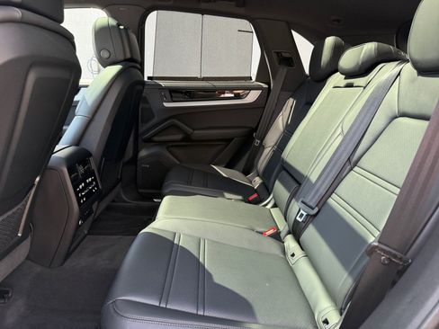 Certified 2025 Porsche Cayenne AWD/4WD image 21