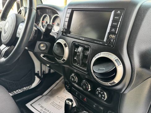 Used 2018 Jeep Wrangler Unlimited Rubicon w/ Connectivity Group image 20