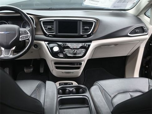 Used 2019 Chrysler Pacifica Touring-L image 24
