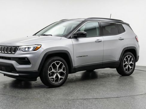 Used 2025 Jeep Compass Limited image 3