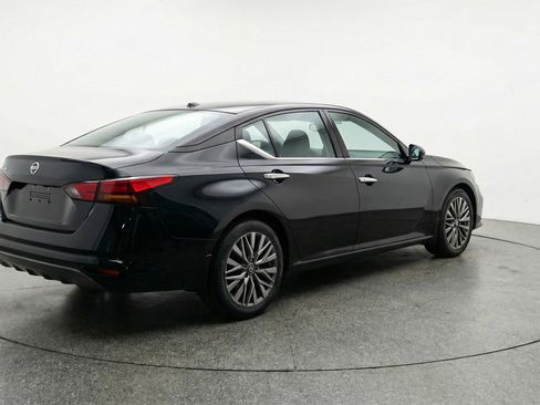 Used 2025 Nissan Altima 2.5 SV FWD image 9