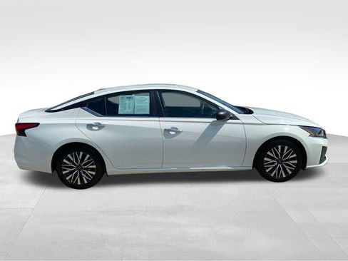 Used 2025 Nissan Altima 2.5 SV FWD image 8