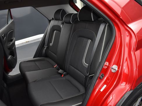 Used 2022 Hyundai Venue Limited image 23