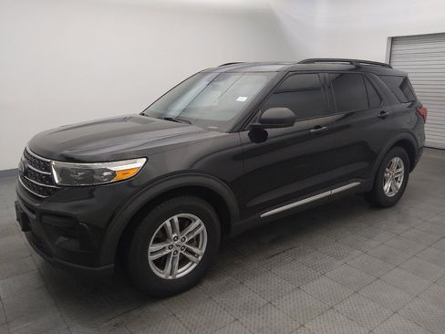 Used 2020 Ford Explorer XLT image 2