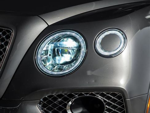 Used 2018 Bentley Bentayga image 12