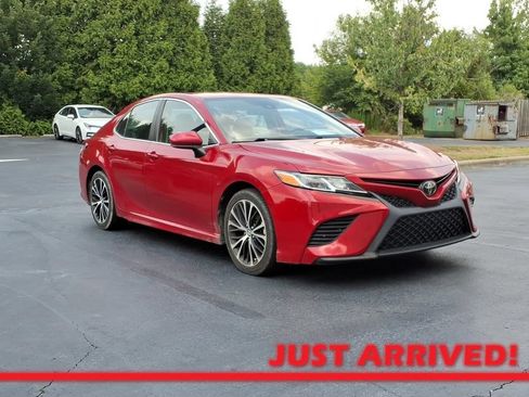 Used 2020 Toyota Camry SE FWD image 1