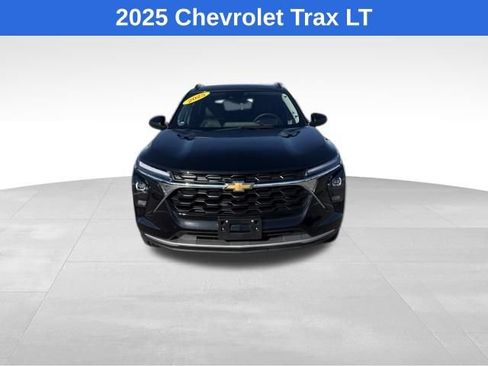 Used 2025 Chevrolet Trax LT w/ LT Convenience Package FWD image 2