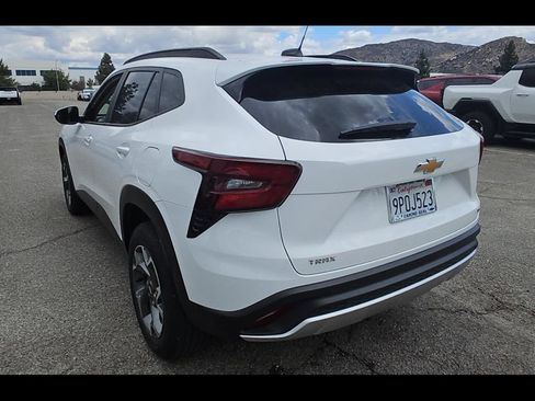 Used 2025 Chevrolet Trax LT FWD image 4