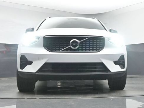 Used 2023 Volvo XC40 B5 Plus AWD/4WD image 12