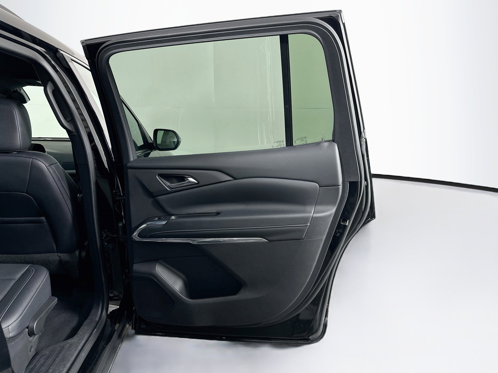 Used 2025 Chevrolet Traverse LT FWD image 32