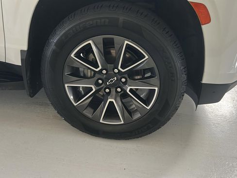 Used 2022 Chevrolet Suburban LT w/ Luxury Package image 23