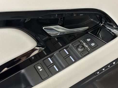 Used 2024 Land Rover Range Rover Evoque Dynamic SE image 13