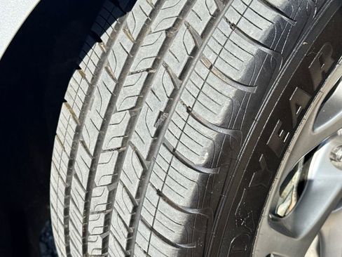 Used 2024 Chrysler Pacifica Limited FWD image 11