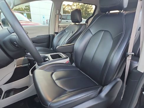 Used 2023 Chrysler Pacifica Touring-L FWD image 7