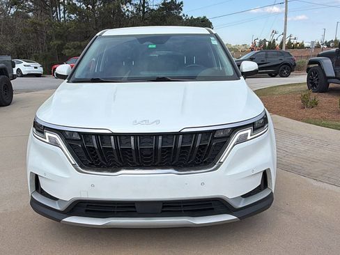 Used 2023 Kia Carnival EX image 3