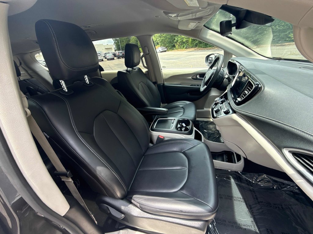 Used 2023 Chrysler Pacifica Touring-L FWD image 28