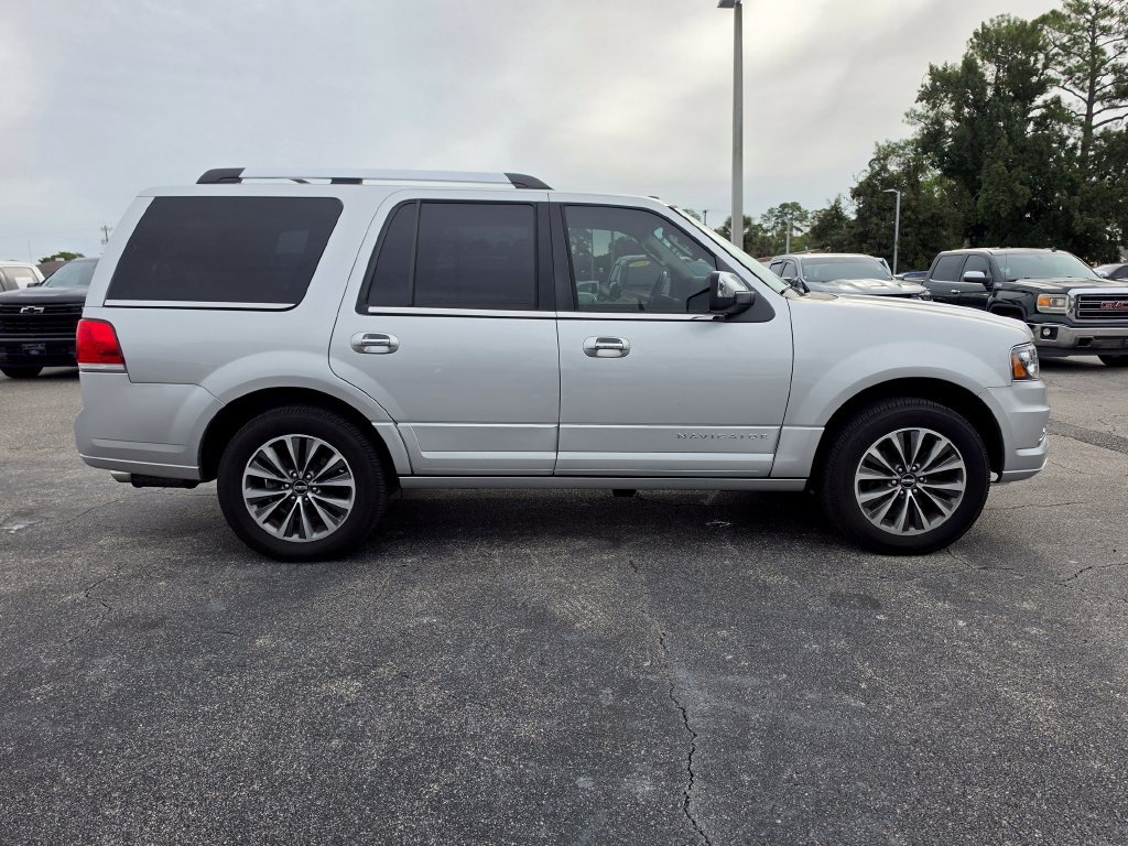 Used 2017 Lincoln Navigator Select RWD image 10