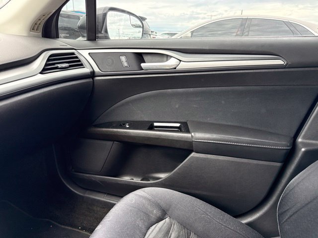 Used 2016 Ford Fusion SE FWD image 11