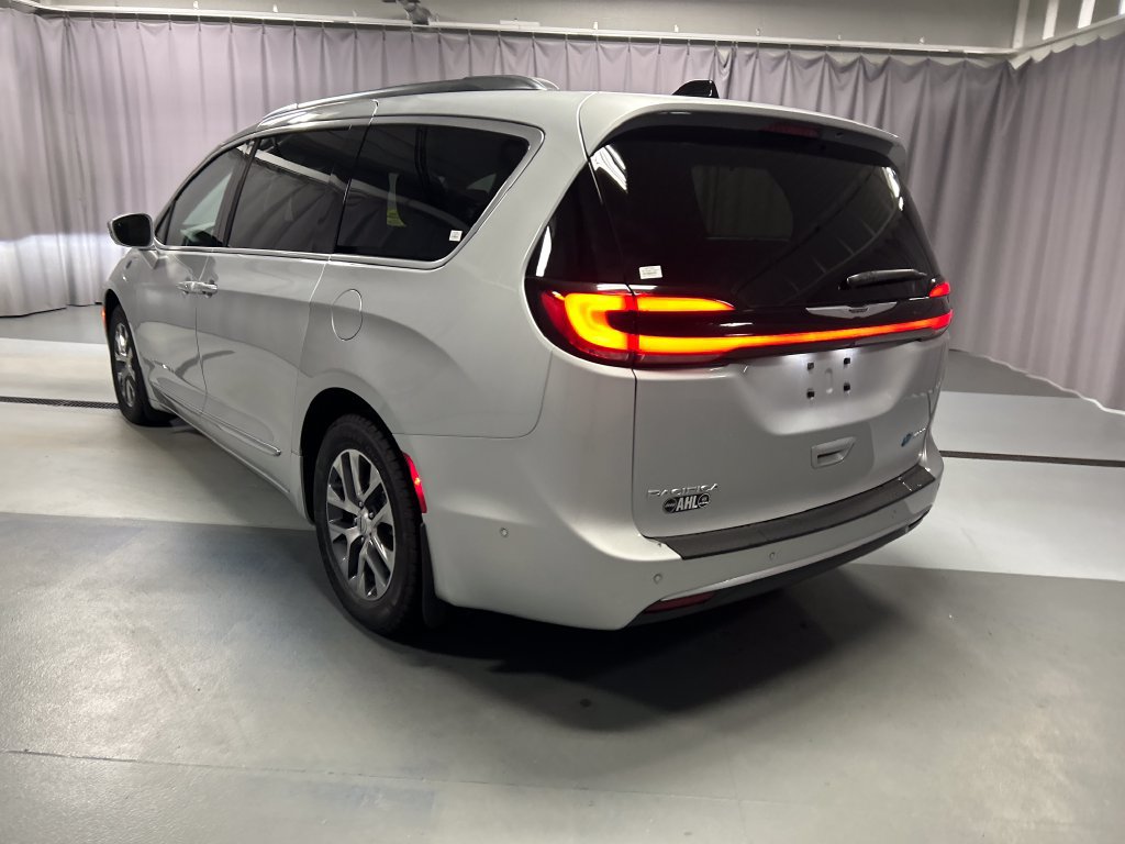 Used 2024 Chrysler Pacifica Pinnacle FWD image 5