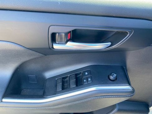 Used 2021 Toyota Highlander XLE AWD/4WD image 20
