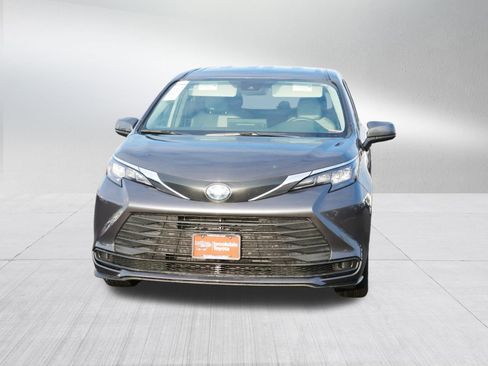 Used 2025 Toyota Sienna LE image 2