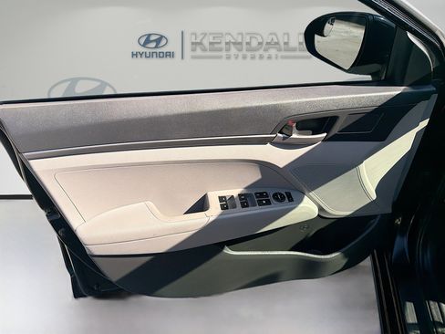 Used 2017 Hyundai Elantra SE image 16