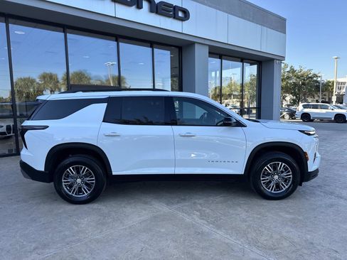 Used 2025 Chevrolet Traverse LT image 2