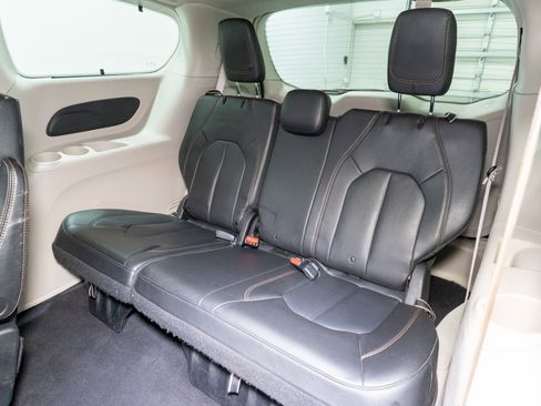 Used 2020 Chrysler Pacifica Touring-L image 29