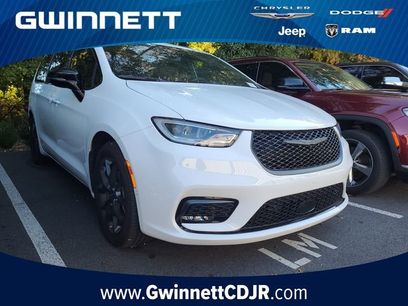 Used 2024 Chrysler Pacifica Limited w/ Uconnect Theater Family Group