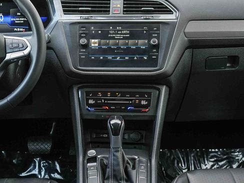 Used 2022 Volkswagen Tiguan SE w/ Panoramic Sunroof Package image 13