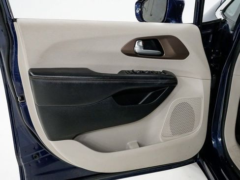 Used 2019 Chrysler Pacifica Touring-L Plus w/ Advanced Safetytec Group image 8