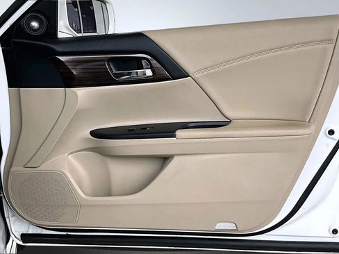 Used 2016 Honda Accord Touring image 25