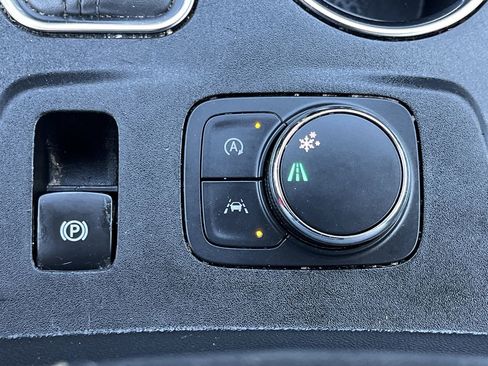 Used 2023 Chevrolet Traverse LT FWD image 6