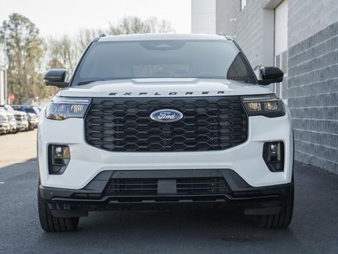 Used 2025 Ford Explorer ST-Line w/ ST-Line Street Pack image 3