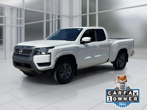 Used 2025 Nissan Frontier SV RWD image 2